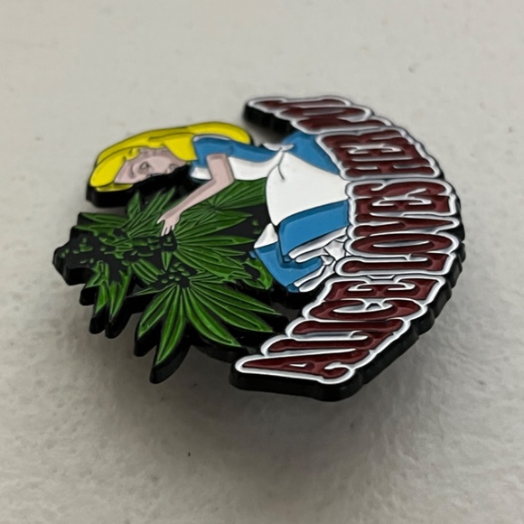 Alice In Wonderland Loves Her Pot Pin Brooch Disney Fan Art - Picture 4 of 8